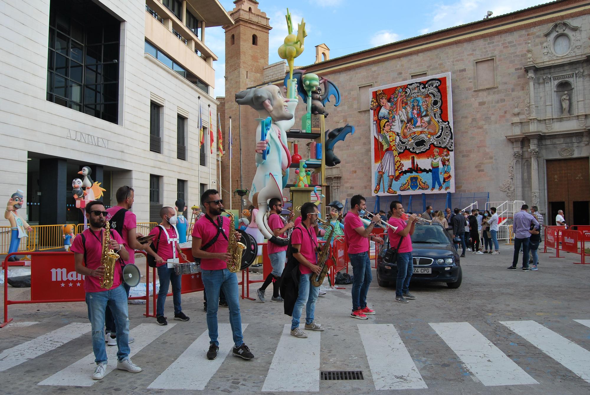 Las mejores imágenes de la 'plantà' de las fallas en Burriana