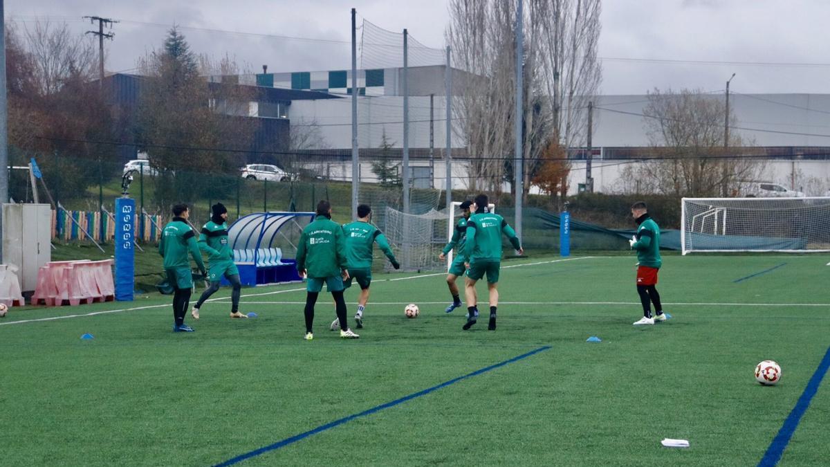 Un entrenamiento en el campo de A Uceira, donde juegan y entrenan los equipos de la escuela.