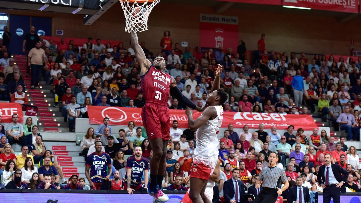 Dylan Ennis, davant de Sagnia en el partit de la primera volta