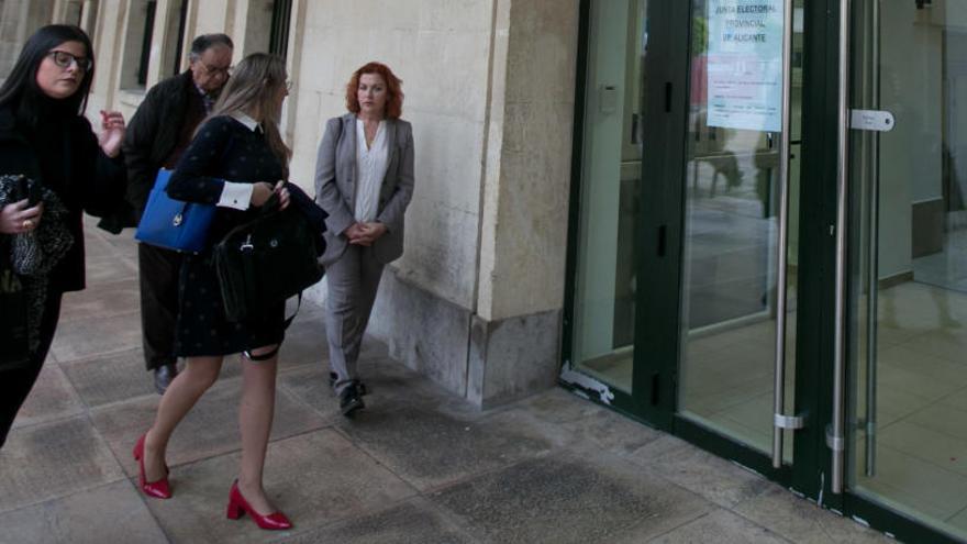 Dura, a la derecha con traje gris, entrando a la Audiencia el pasado lunes