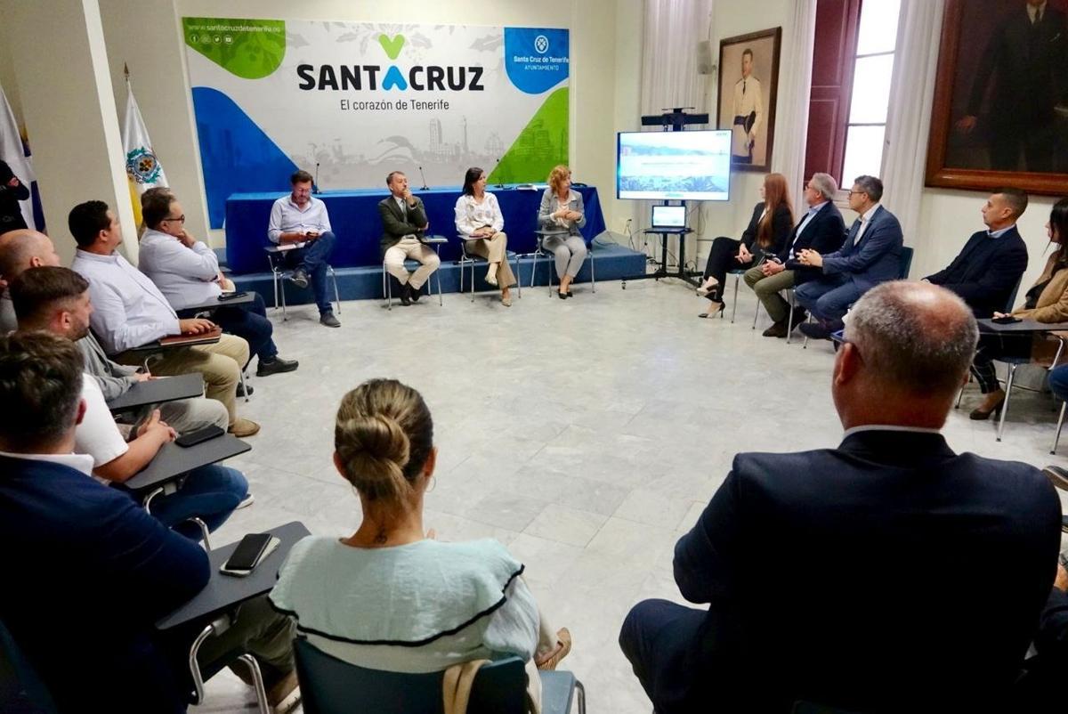Un momento de la reunión celebrada ayer sobre el reparto de mercancías en Santa Cruz, en el Ayuntamiento.