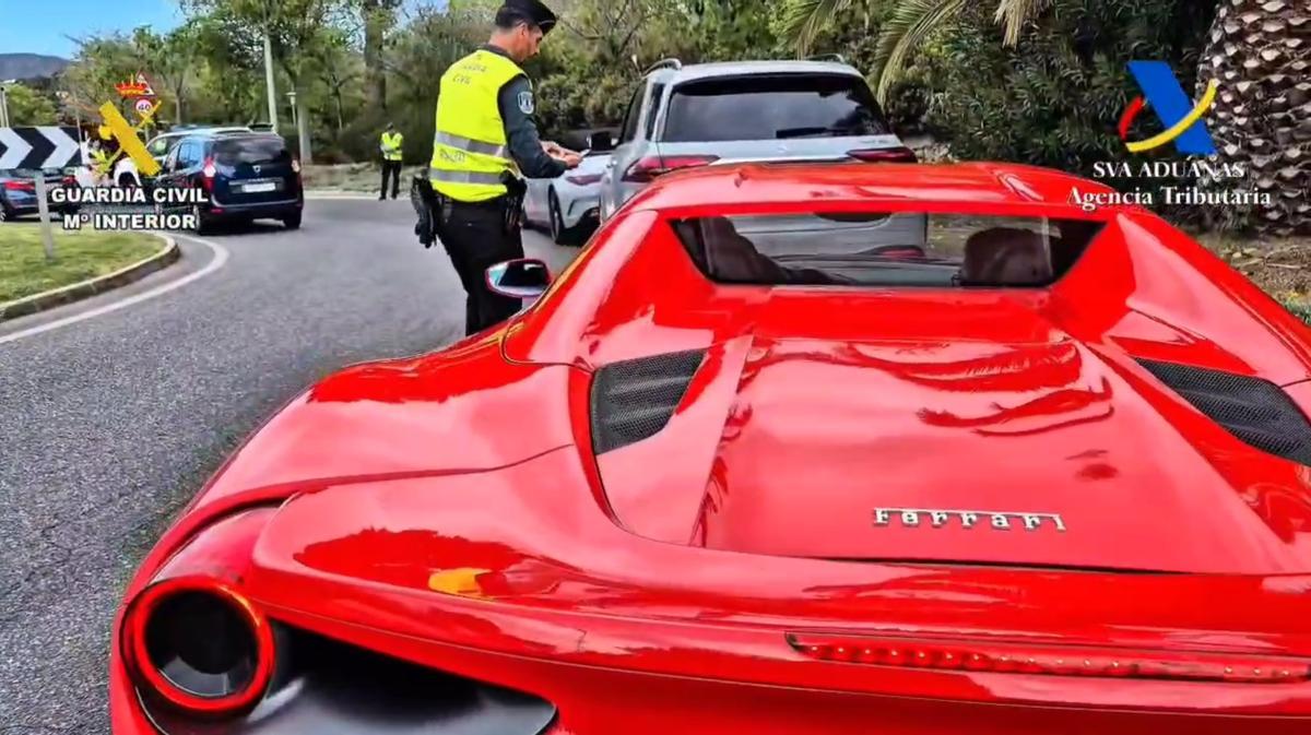 Imagen de un control de la Guardia Civil y Vigilancia Aduanera a coches con matrícula extranjera que circulan por Mallorca