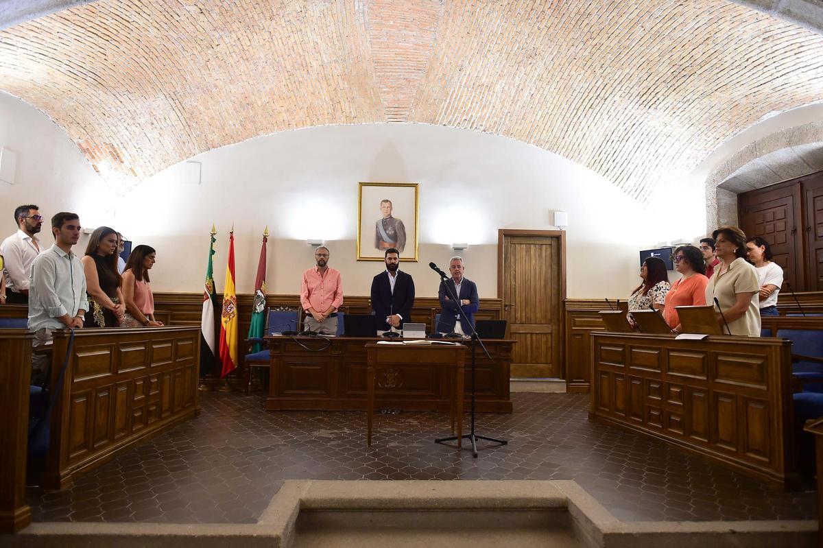 Minuto de silencio en el pleno de Plasencia donde ha tomado posesión el nuevo edil del PP.