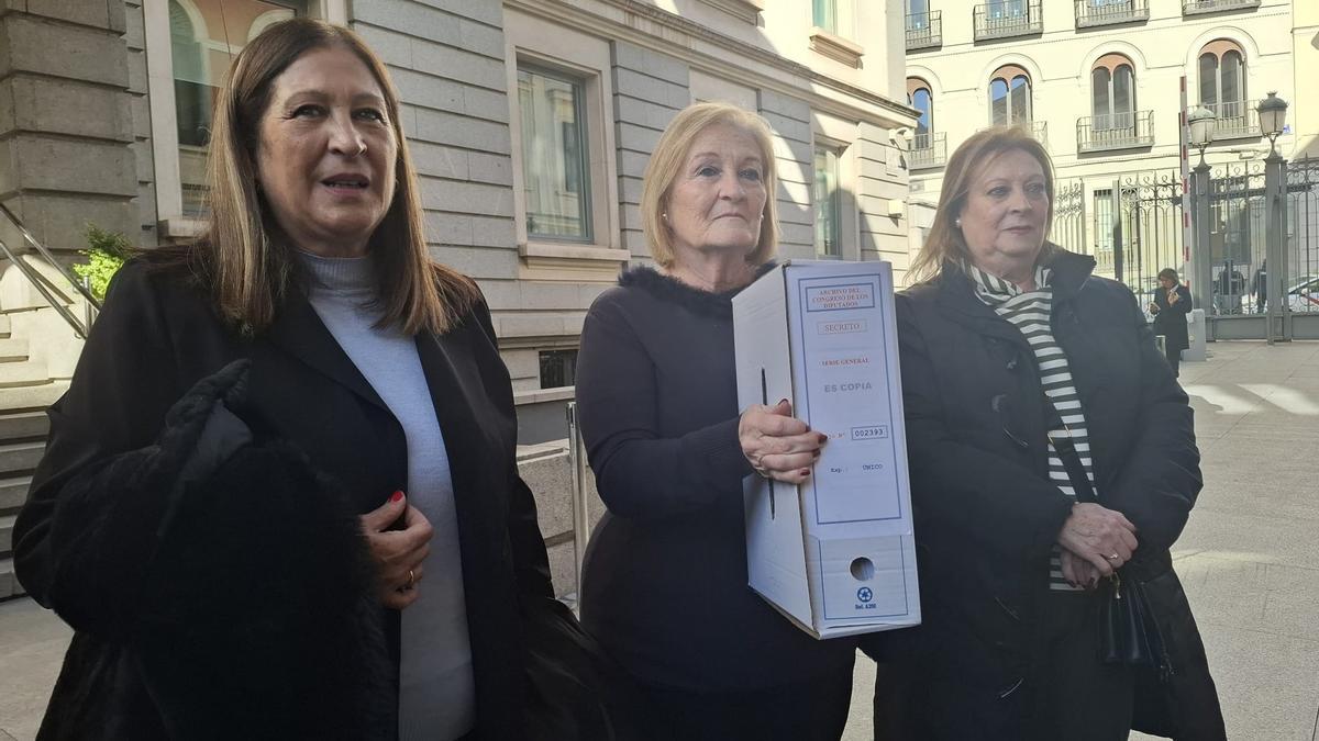 La hermanas Caparrós, a la salida del Congreso de los Diputados.