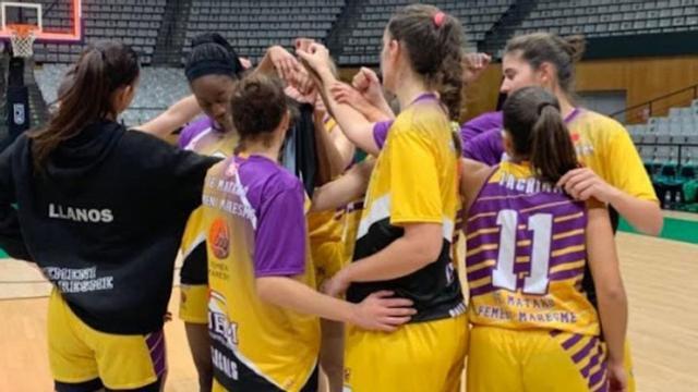 Las jugadoras del Mataró al final de su partido en el Olimpic de Badalona en la temporada 20-21. | UE MATARÓ