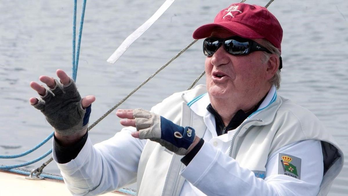 El rey Juan Carlos durante la IV Regata que lleva su nombre, en la localidad de Sanxenxo.