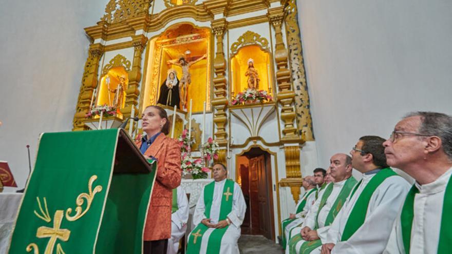 Isabel de Esteban ante la restauración del IRetablo Mayor de la Iglesia de San Francisco de Asís, en el Puerto de la Cruz.