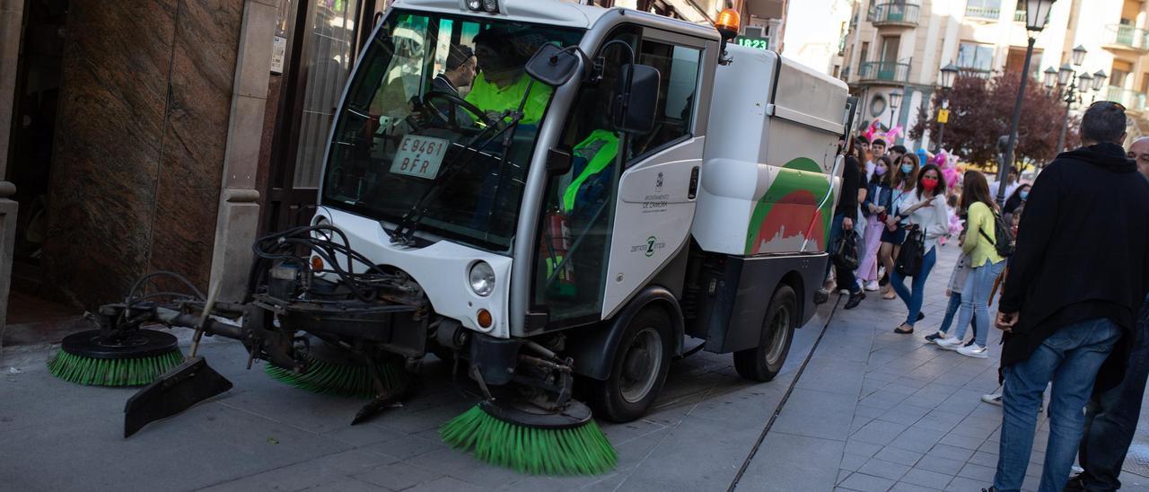 Vehículo municipal de limpieza de calles.