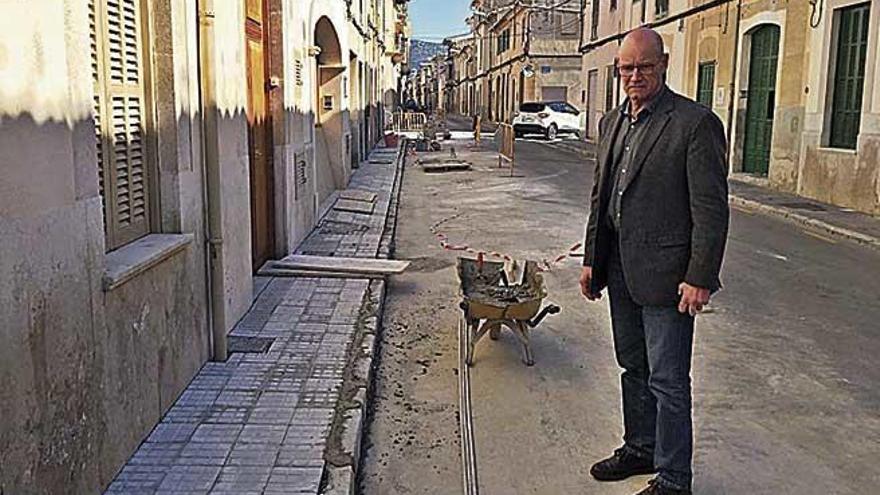 El concejal BernadÃ­ Vives sobre el terreno.