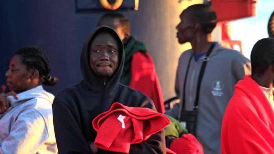 Un grupo de inmigrantes al llegar al puerto de Almería.