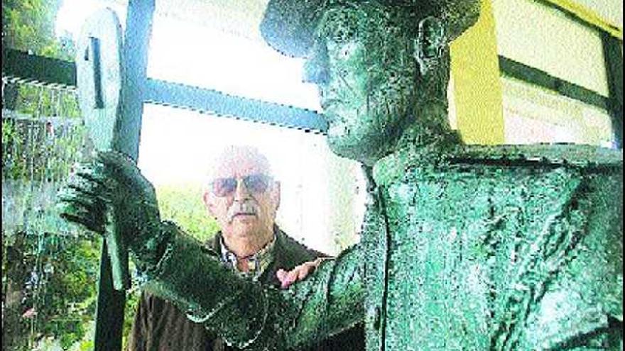 Tellado, junto a la escultura, a tamaño natural, del presidente de «Los Luceros», Enrique Fernández, en la biblioteca.