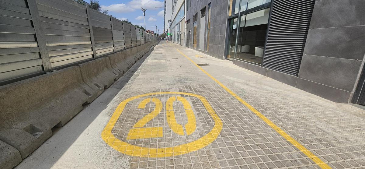 La acera se ha transformado en vía de servicio