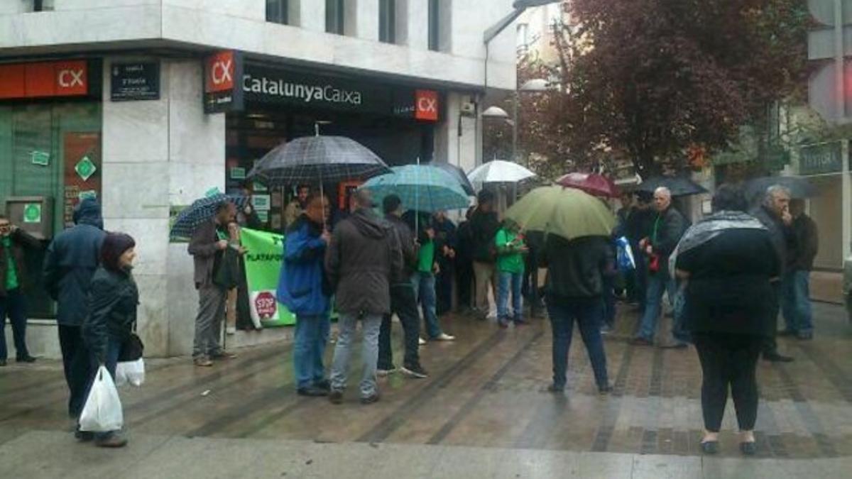 La PAH Terrassa cerrando la oficina de Rambla con Volta bajo la lluvia