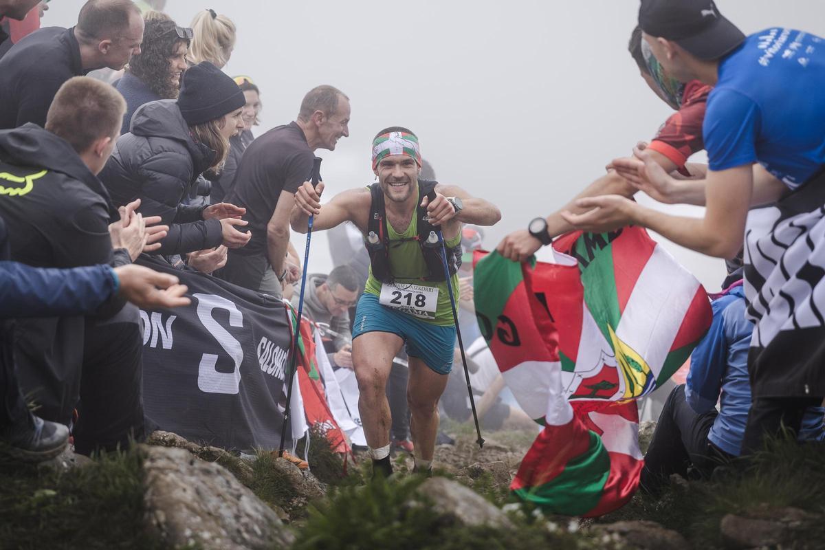 Un corredor coronando la cima del Aizkorri durante la maratón de Zegama en la edición 2024