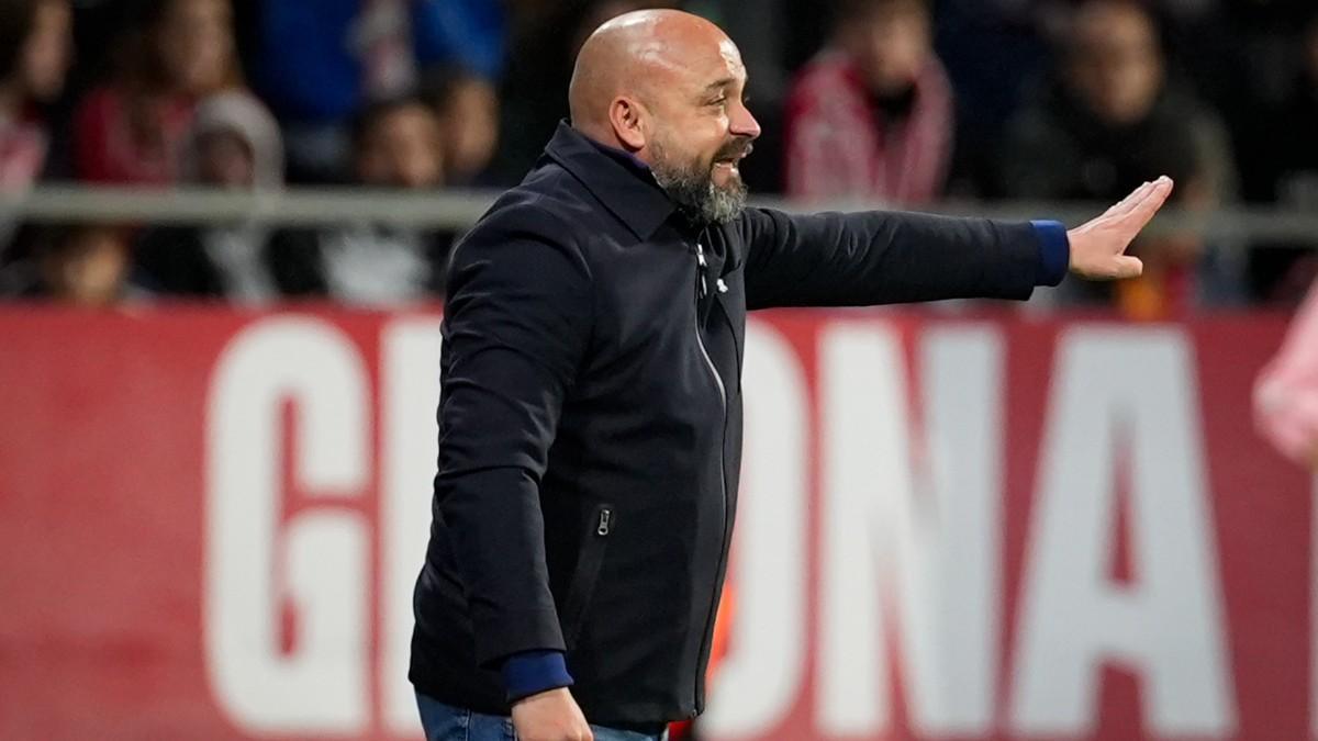 Manolo González, entrenador del Espanyol, durante el partido de la primera vuelta ante el Girona en Montilivi