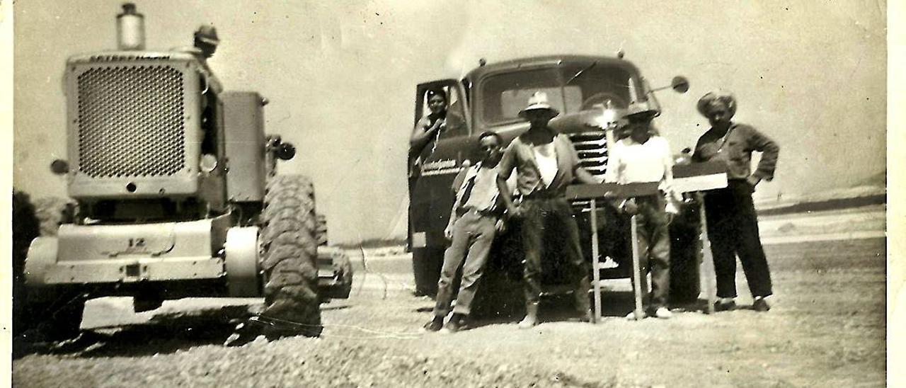 Trabajos de preparación de las pistas del aeropuerto, a la izquierda, y a la derecha  jóvenes trabajadoras en una fábrica de Elche en 1967.  | MATÍAS SEGARRA