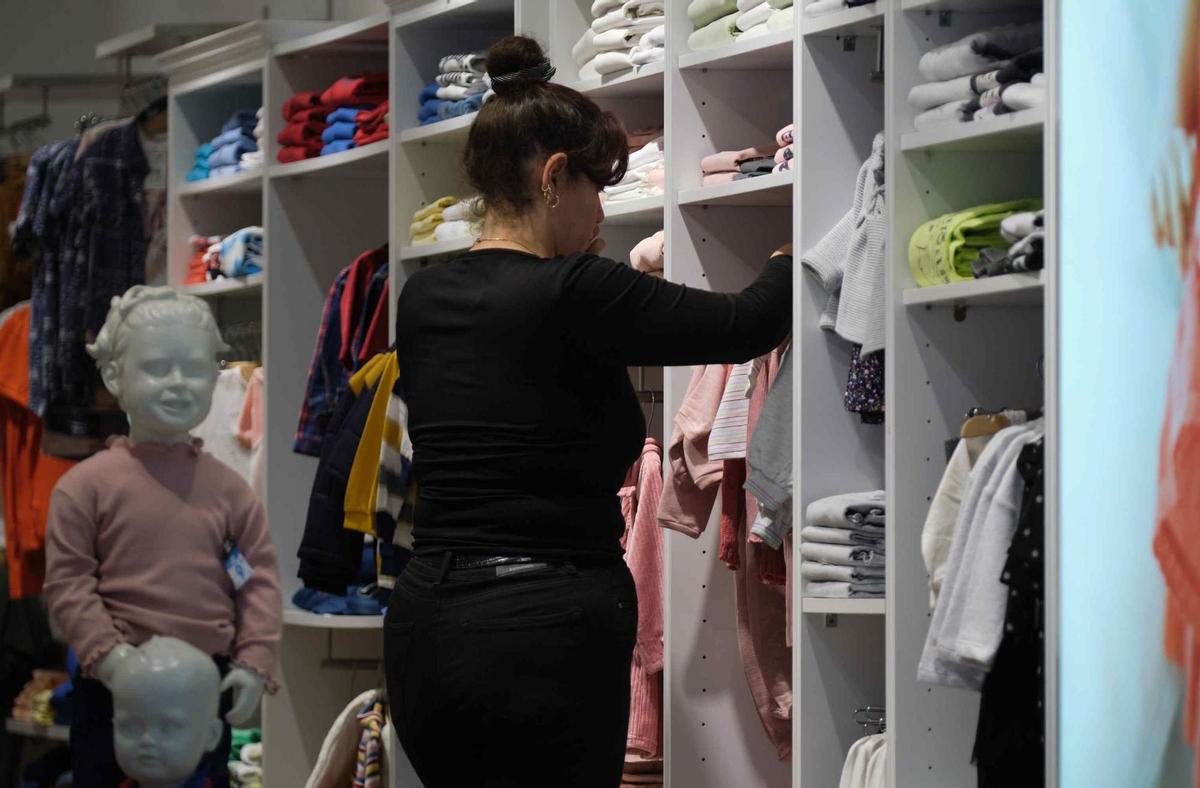 Una trabajadora de un pequeño negocio del Archipiélago.