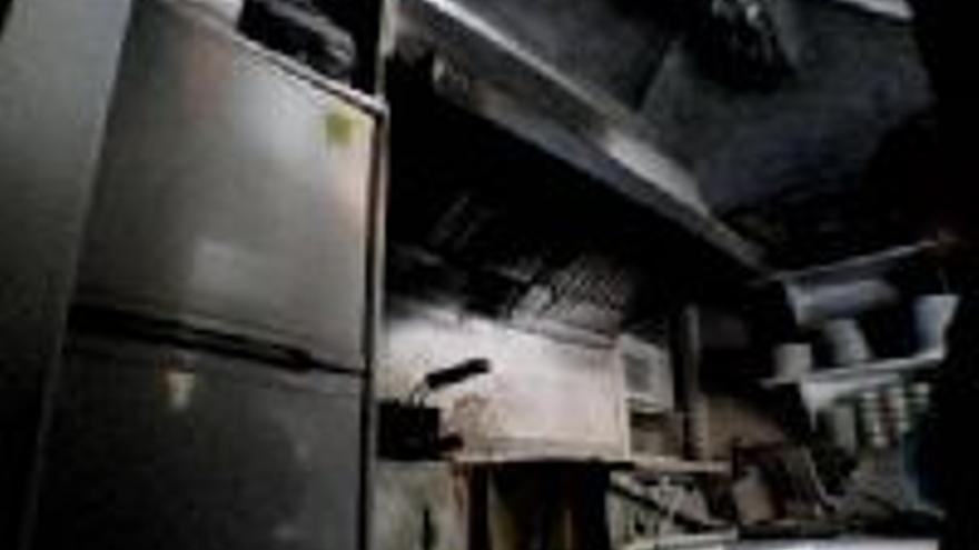 Dos intoxicados por un incendio en la cocina del Mesón Ibérico