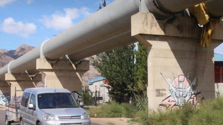 Un coche pasa junto a la infraestructura del Tajo-Segura en la Vega Baja.