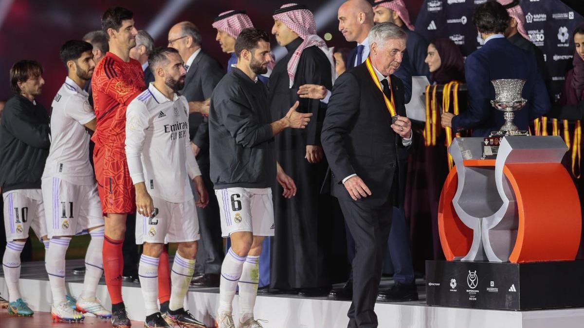 Ancelotti y sus jugadores recogen las medallas tras caer ante el Barcelona.