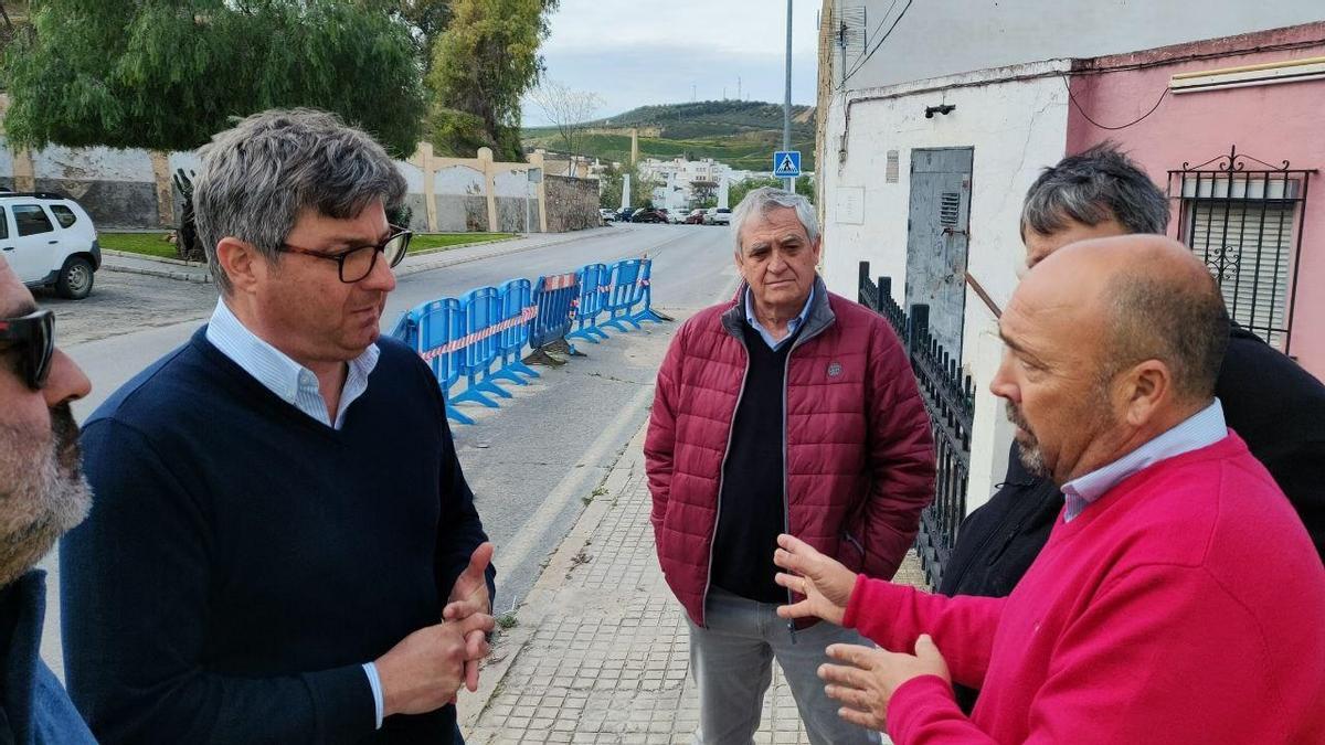 El alcalde de Puente Genil visita las obras.