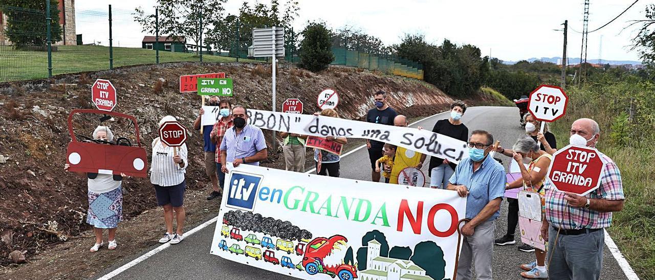 La última protesta vecinal contra la ITV de Granda. | Juan Plaza