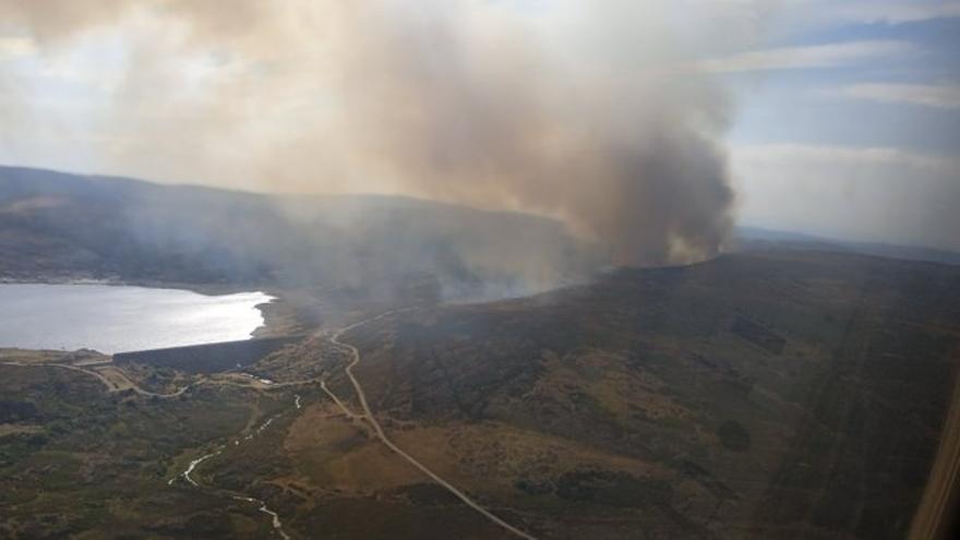 Controlado el incendio forestal en Porto de Sanabria, en pleno Parque Natural