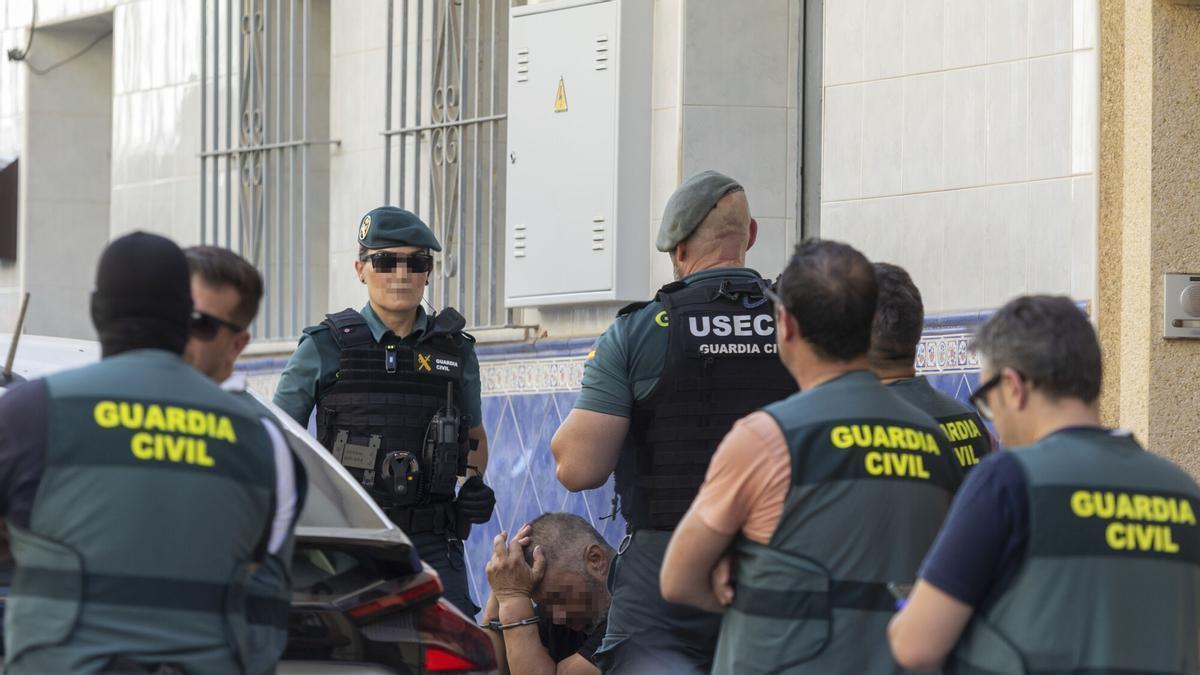 La Guardia Civil registra el domicilio del detenido por el doble crimen de Mijas