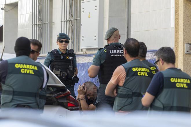 La Guardia Civil registra el domicilio del detenido por el doble crimen de Mijas