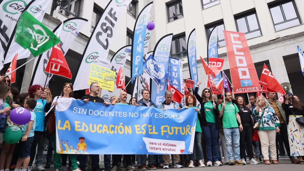Concentración de profesores frente a la consejería de Educación el pasado domingo con los sindicatos en primera línea.