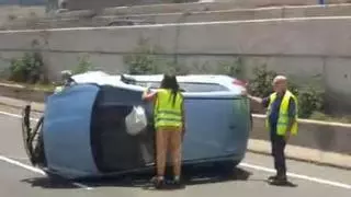 El vuelco de un coche a la altura de La Laja colapsa la autopista en dirección a Las Palmas de Gran Canaria