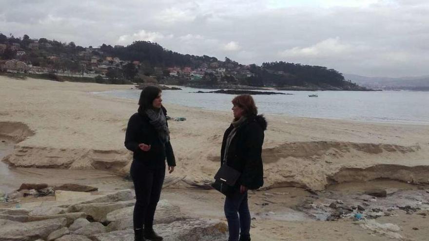 Las concejalas Tania Castro y Mercedes Giráldez, en la playa de Liméns. // S.A.