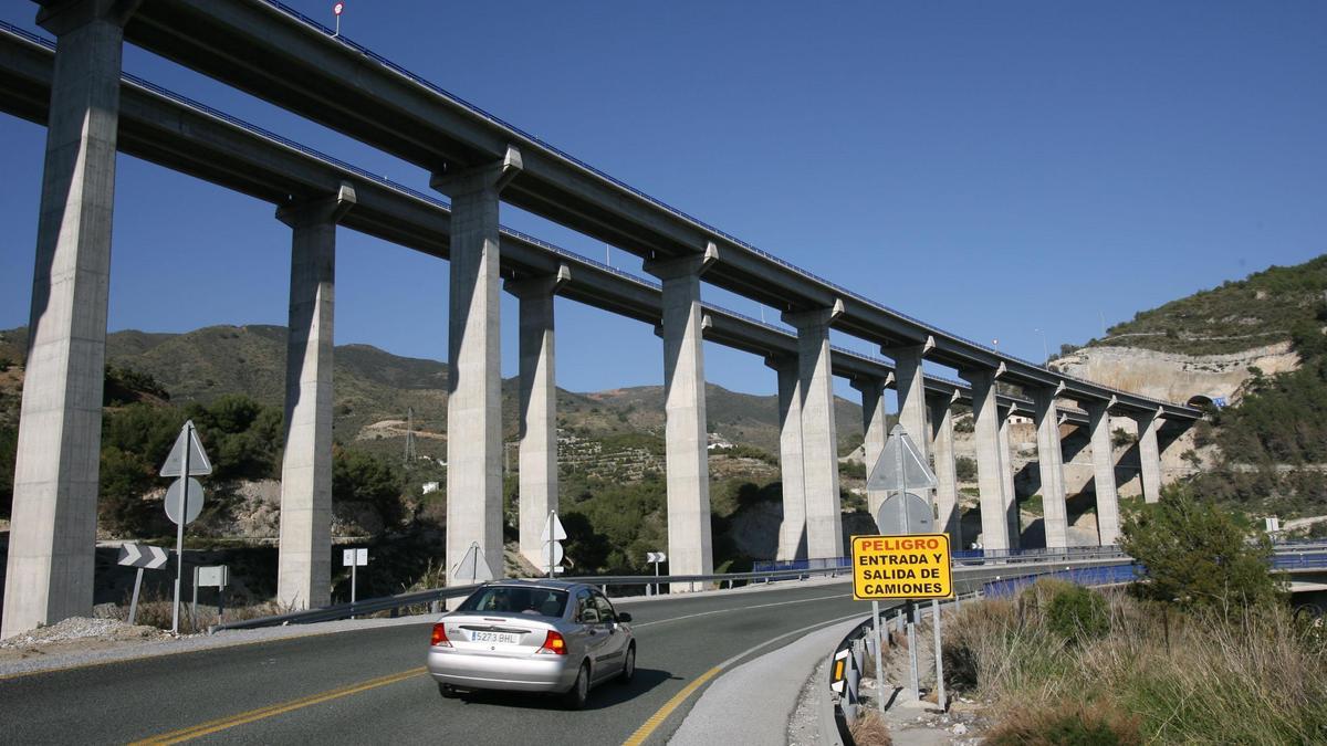 Imagen del tramo de la N-340, al fondo el viaducto de la A-7, que conecta las provincia de Málaga y Granada