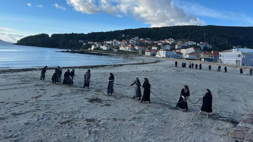 Momento en el que las 25 mujeres recrearon este viernes la histórica foto en la playa de O Ézaro.
