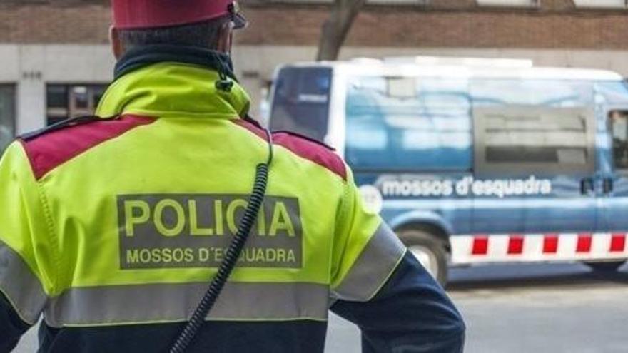 Trenca una ordre judicial, agredeix un policia i fuig conduint de manera temerària i sense carnet