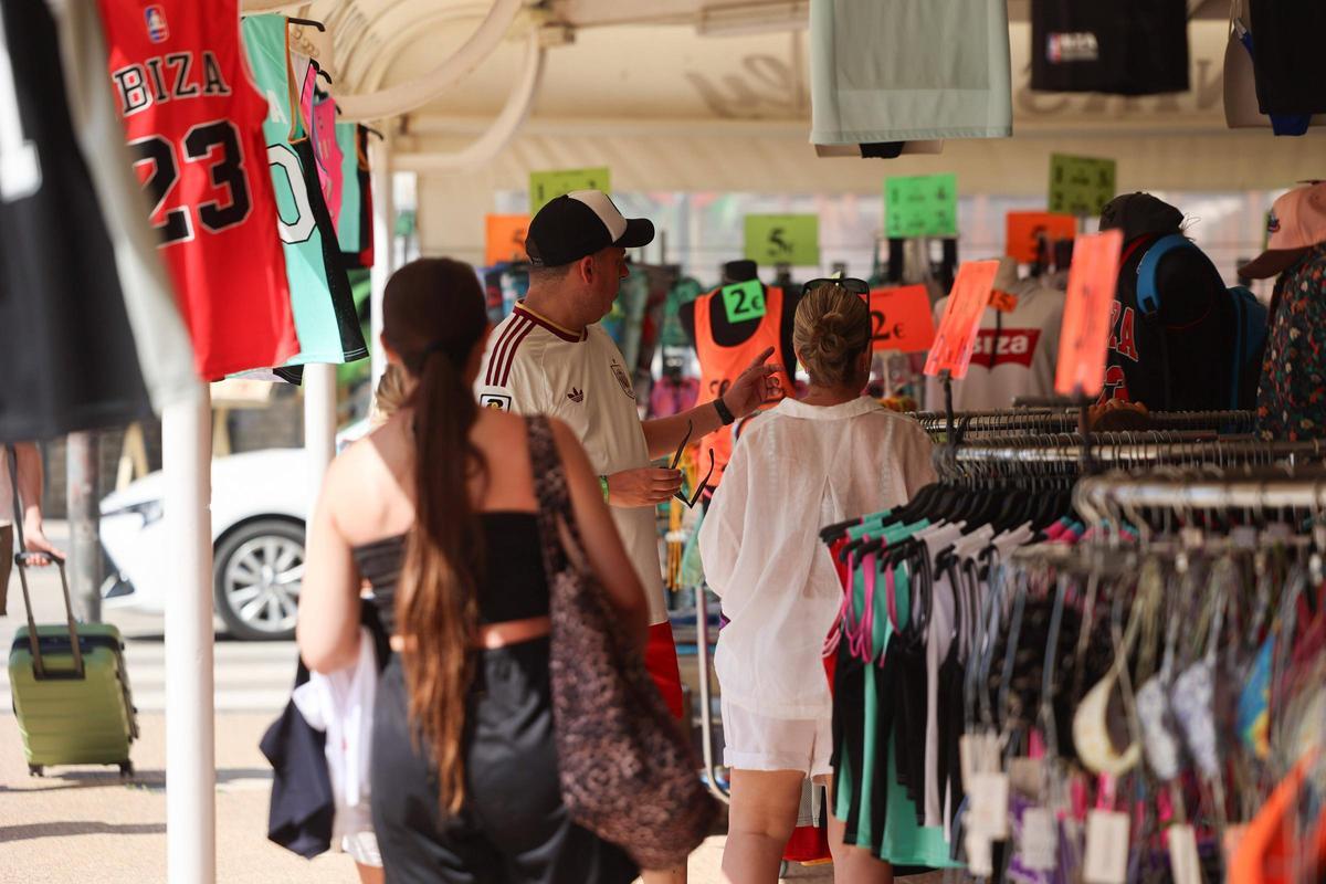 Galería: imágenes de turistas en puestos de 'souvenirs' de la Marina y Platja d'en Bossa.