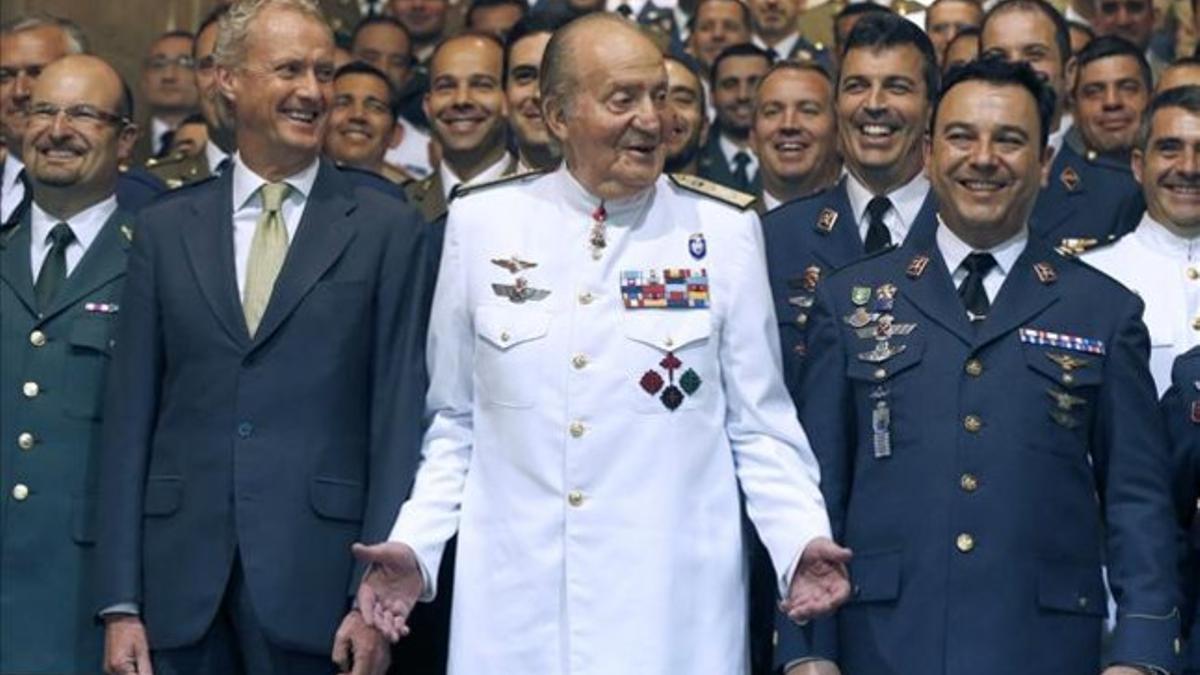 El rey Juan Carlos y el ministro de Defensa, Pedro Morenés, durante la clausura del XIV Curso de Estado Mayor de las Fuerzas Armadas en el Centro Superior de Estudios de la Defensa Nacional, en Madrid.