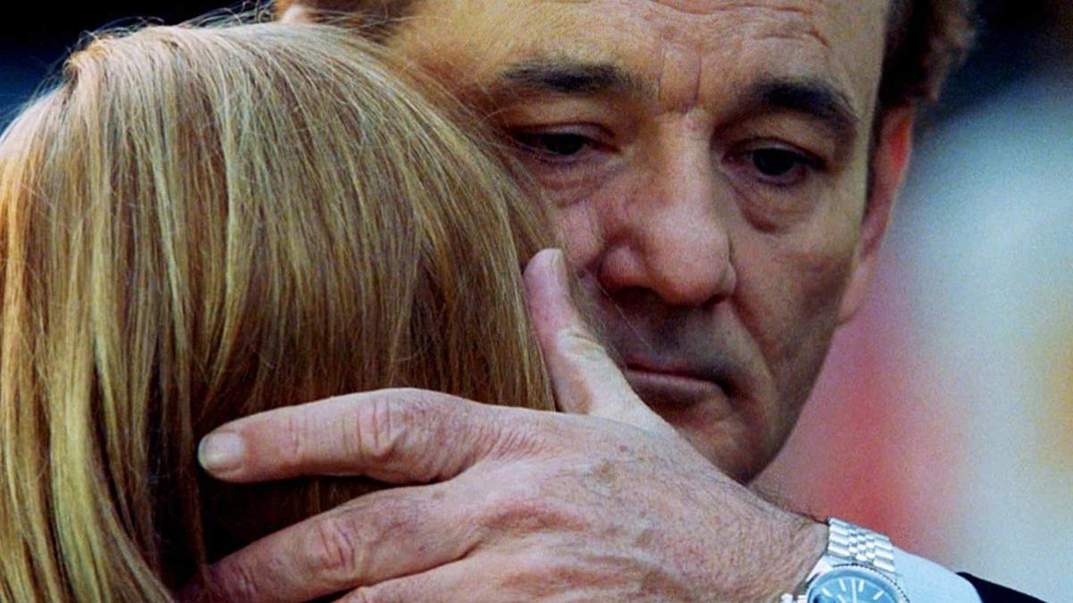 Bill Murray susurra algo al oído a Scarlett Johansson en el final de 'Lost in translation'