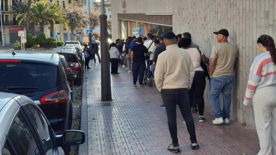 Cues des de bon matí en l’Oficina d’Atenció al Ciutadà de Xàbia per la regularització de migrants