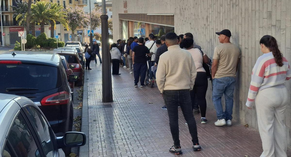 La cola se ha formado incluso antes de que se abriera la oficina