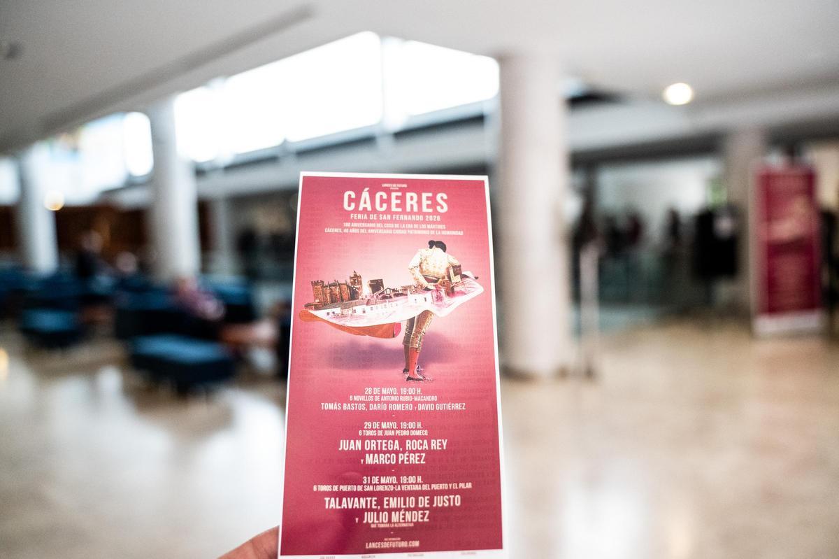 Galería | Largas colas en el Hotel Extremadura de Cáceres para renovar el abono de los toros