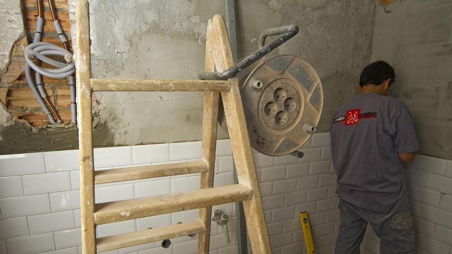 Una empresa de reformas demanda a una clienta por impago y acaba condenada por hacer mal una cocina