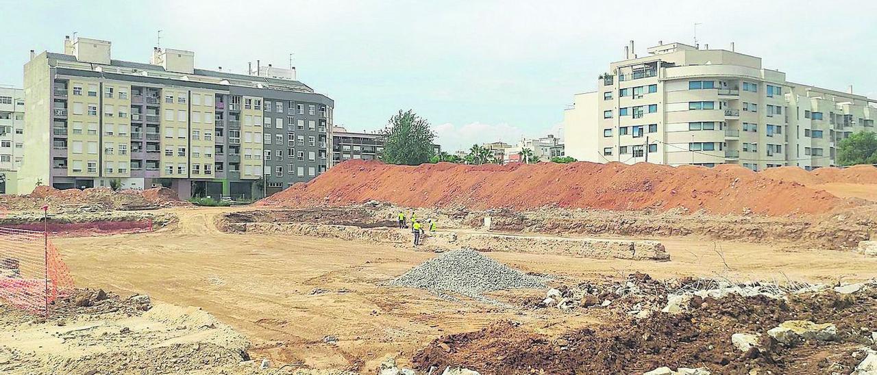 Los operarios trabajan desde hace unos días en la pastilla de terreno donde estuvo ubicada la fábrica La Joya conocida popularmente como ‘La Pelaora’.