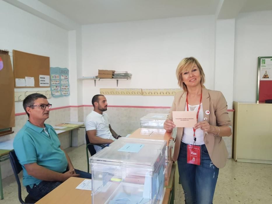 Candidatos ejerciendo su derecho al voto en estas elecciones autonómicas, municipales y europeas