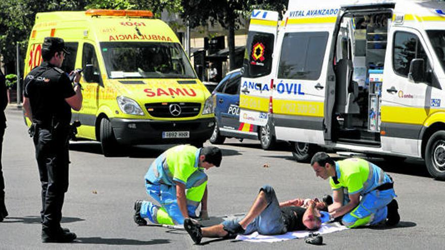 Herido grave un motorista al chocar con varios coches y un bus en Palma