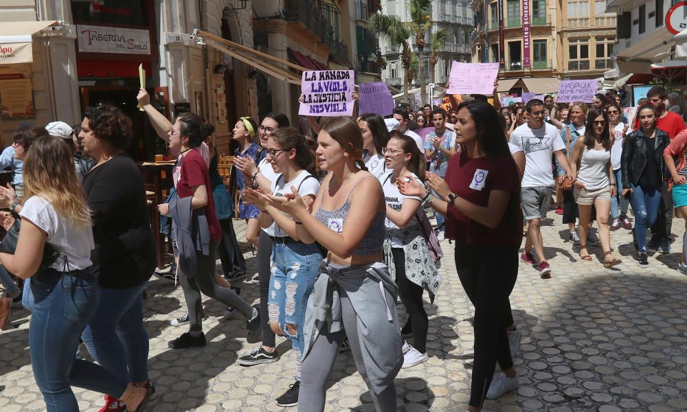 La manifestación, convocada por el Sindicato de Estudiantes y la plataforma feminista Libres y Combativas, ha reunido a cerca de dos mil de personas, medio millar según la Policía Nacional