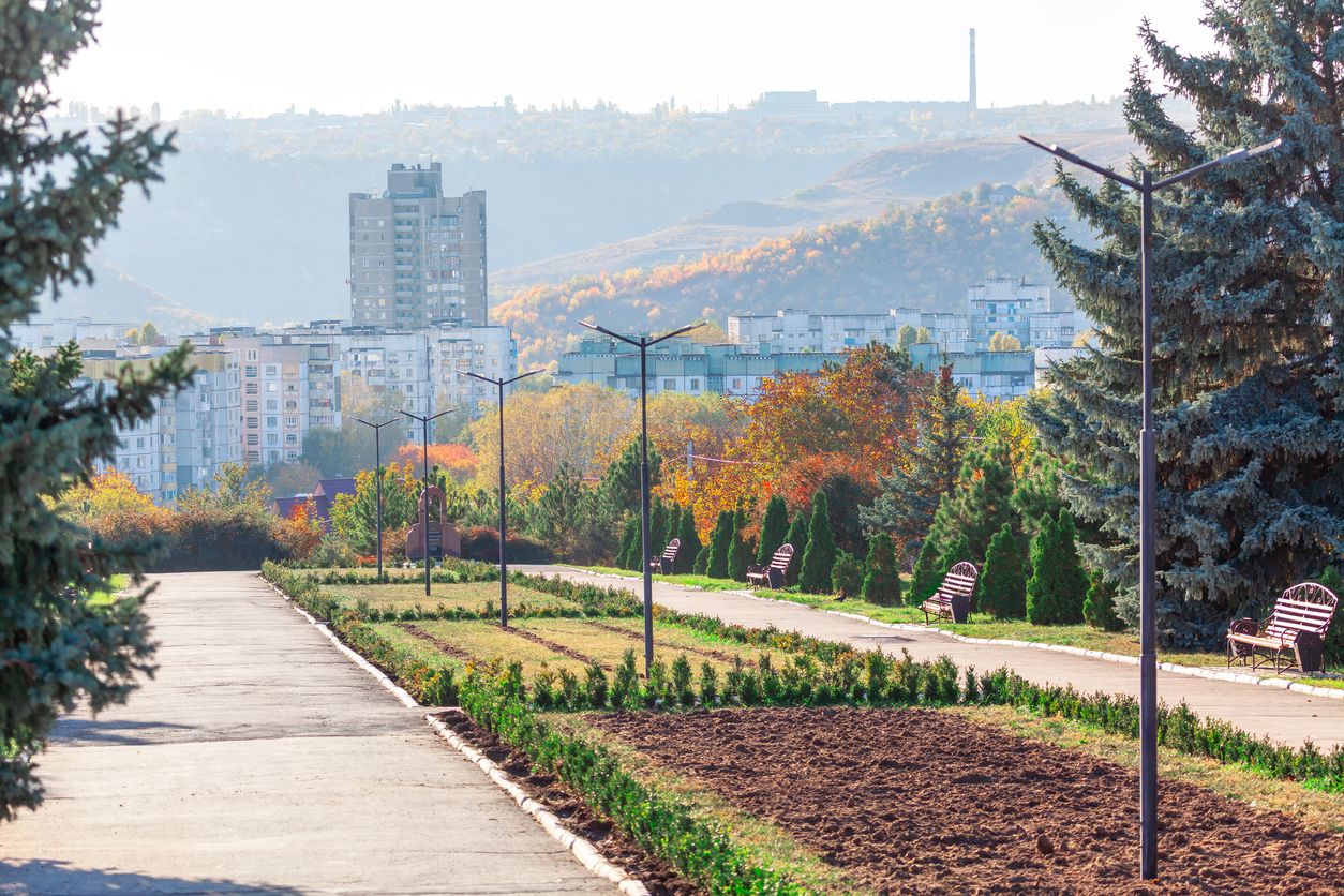 Parque central en la ciudad de Rybnitsa desde Transnistria