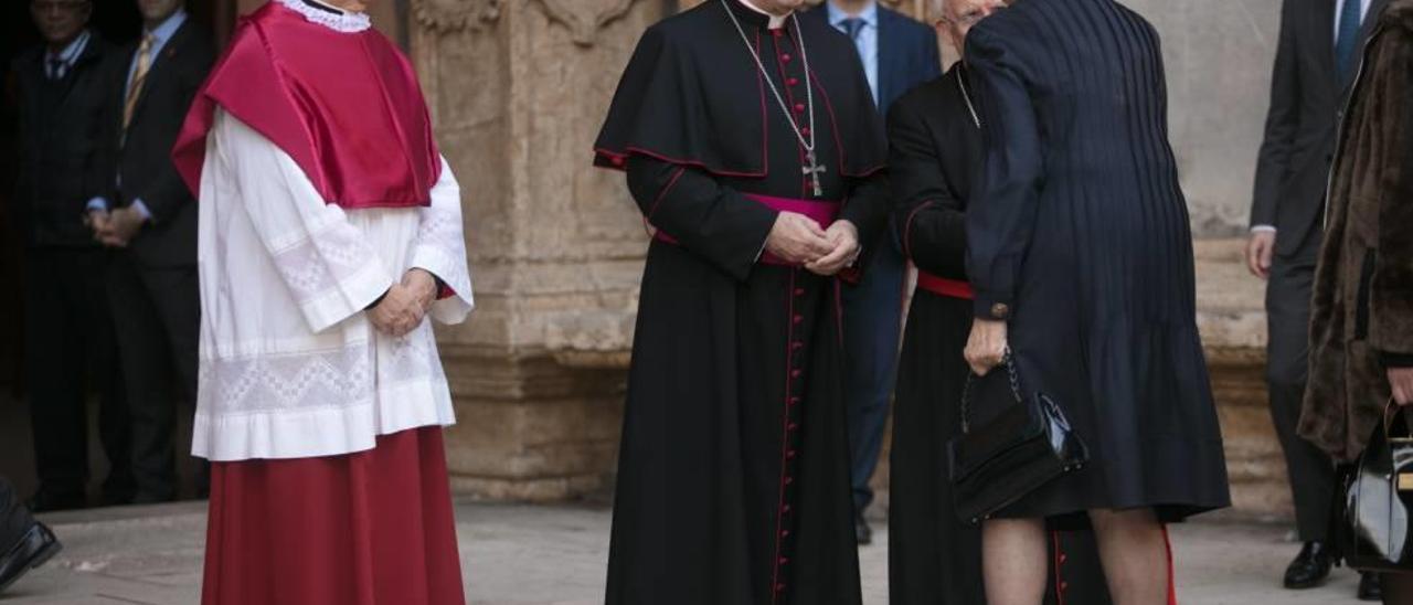 El cardenal Angelo Amato no acompañó a Cañizares y Taltavull para recibir a la reina emérita Sofía a la puerta de la Catedral. El prelado italiano se escudó en que no venía comisionado para una labor política, así que solo saludó a Sofía de Grecia dentro del templo. La era Francisco.