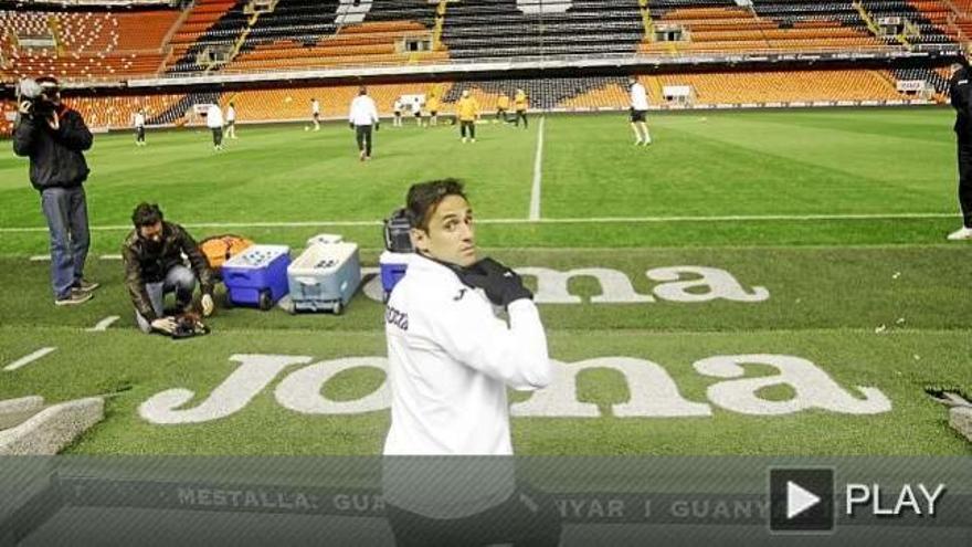 Jonas salta al césped de Mestalla en el entrenamiento del sábado