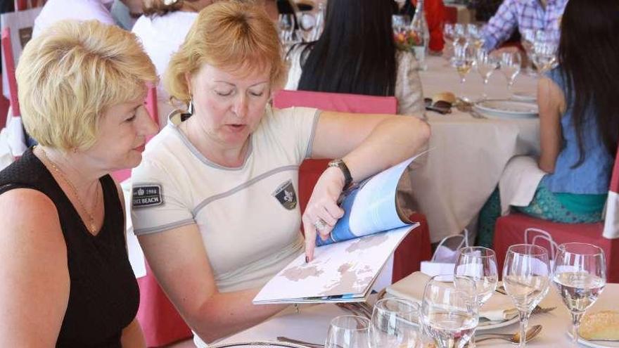 Dos agentes consultan en un folleto un mapa de O Salnés. // Muñiz